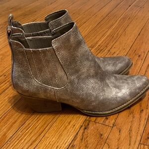 Very Volatile Ankle Boots in gold metallic size 8